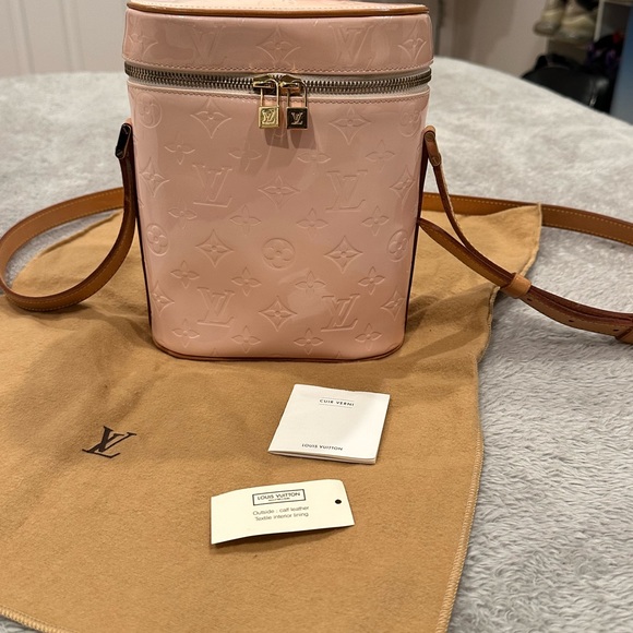 Authentic Louis Vuitton pink(“marshmallow”) Vernis Vertical Sullivan Crossbody - Picture 5 of 12